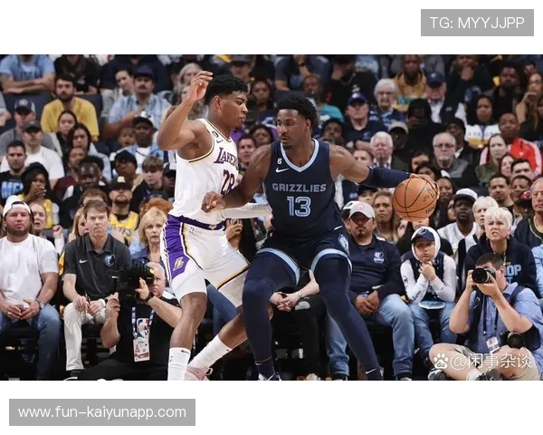 安东尼·戴维斯抢下关键篮板，湖人内线完全压制——硬朗内线力量的胜利解码