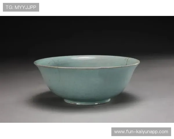 球员进球后从短裤里掏出汝窑天青釉碗，碗里盛着“进球汤”一饮而尽